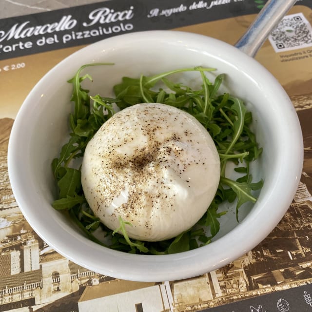 Burrata (125gr), sale, pepe ed olio evo, pane  - Marcello Ricci L’arte del Pizzaiuolo