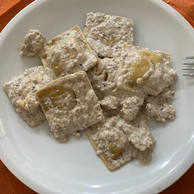 Ravioli alle castagne con crema di funghi fichi e noci  - Trattoria Il Pinolo