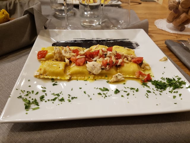 Ravioli di pesce con orata spadellata, pinoli, pomodorini - Al Marmo, Genoa