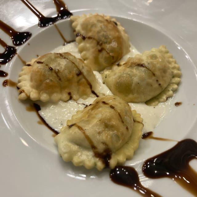 1/2 porzione di ravioli fritti su stracciatella ed aceto balsamico - Al Marmo, Genoa