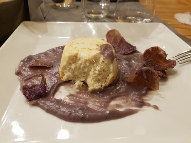 Flan di baccalà su crema di patate violette con le sue chips - Al Marmo, Genoa