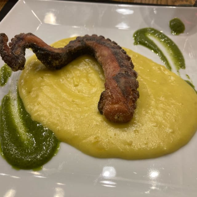 Polpo croccante su crema di patate e gocce di pesto - Al Marmo, Genoa