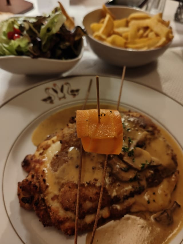 Cordon bleu de volaille à la crème, frites, salade verte - Aux Trois Oies