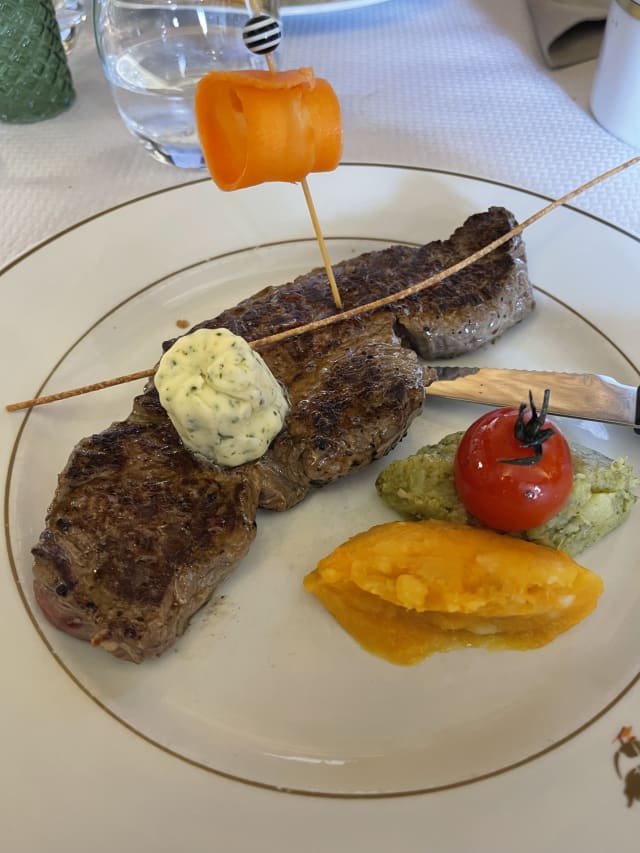 Faux-filet maître d’hôtel, frites, légumes - Aux Trois Oies