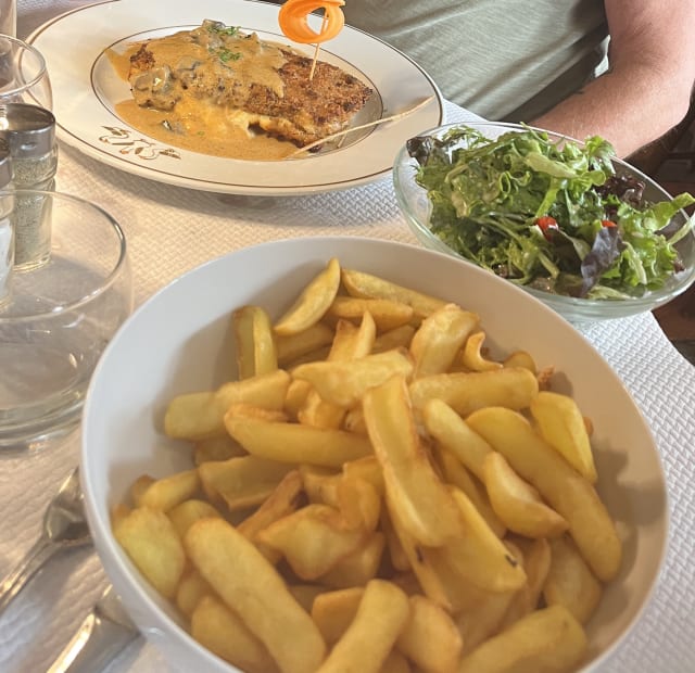 Escalope de veau à la crème et champignons, späetzle, légumes - Aux Trois Oies