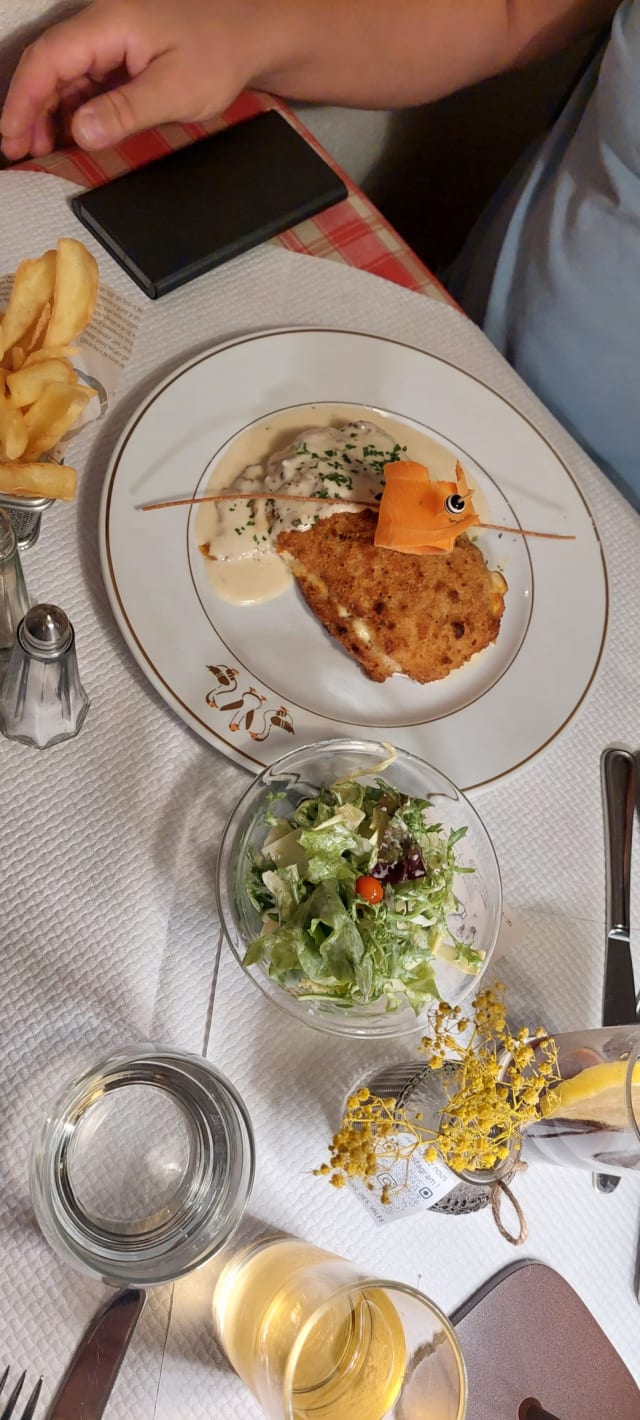 Cordon bleu de volaille au munster, frites, salade verte - Aux Trois Oies