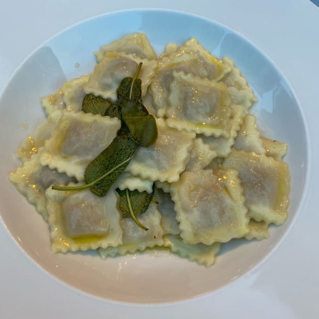 AGNOLOTTI DI STUFATO, SUGO DI STUFATO AL BARBERA O BURRO E SALVIA - Marconi Bistrot, Alessandria