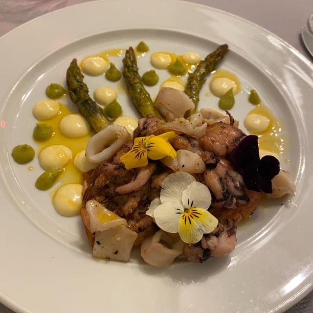 GAMBERI ARGENTINI, CALAMARI, MOSCARDINI E CAPPESANTE, PUNTE DI ASPARAGo, GUACAMOLE, SALSA AL PASSION FRUIT - Marconi Bistrot, Alessandria