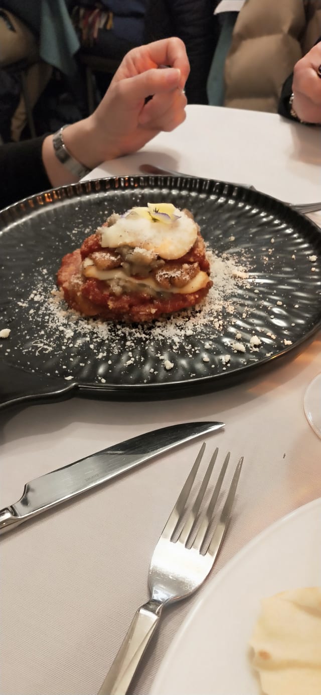 PARMIGIANA DI ALICI FRITTE CON PROVOLA, PARMIGIANO E CAVIALE DI MELANZANE - Marconi Bistrot