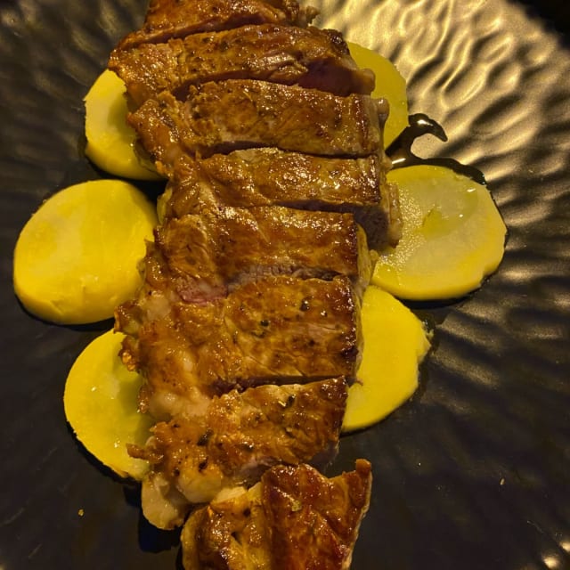 TAGLIATA DI SOTTOFILETTO MAREZZATO AUSTRALIANO, PATATA AL FORNO, EVO E		 CRISTALLI DI SALE AL CARBONE - Marconi Bistrot