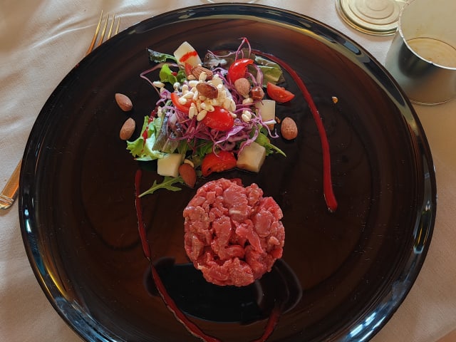 Tartar di angus, insalatina orientale, pistacchi tostati e vinaigrette ai lamponi - Osteria del Benedet, Delebio