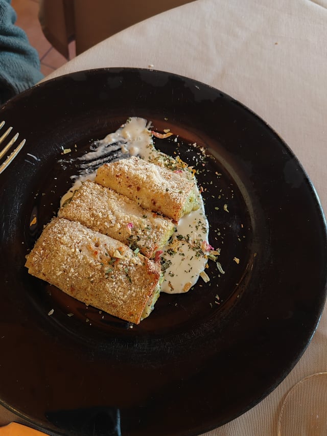 Cannelloni di grano saraceno, farciti con taroz, su fonduta di casera - Osteria del Benedet