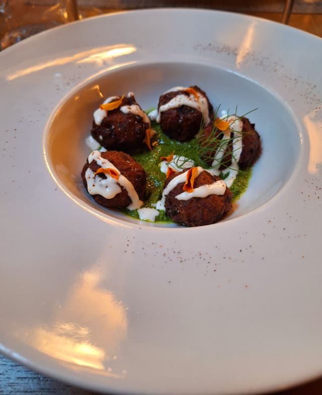 POLPETTE DI PATATE E MELANZANE SU SALSA VERDE E FIORI EDULI - Ora