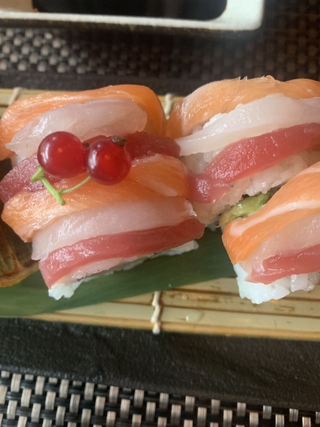 Rainbow maki - Hamachi, Schiedam