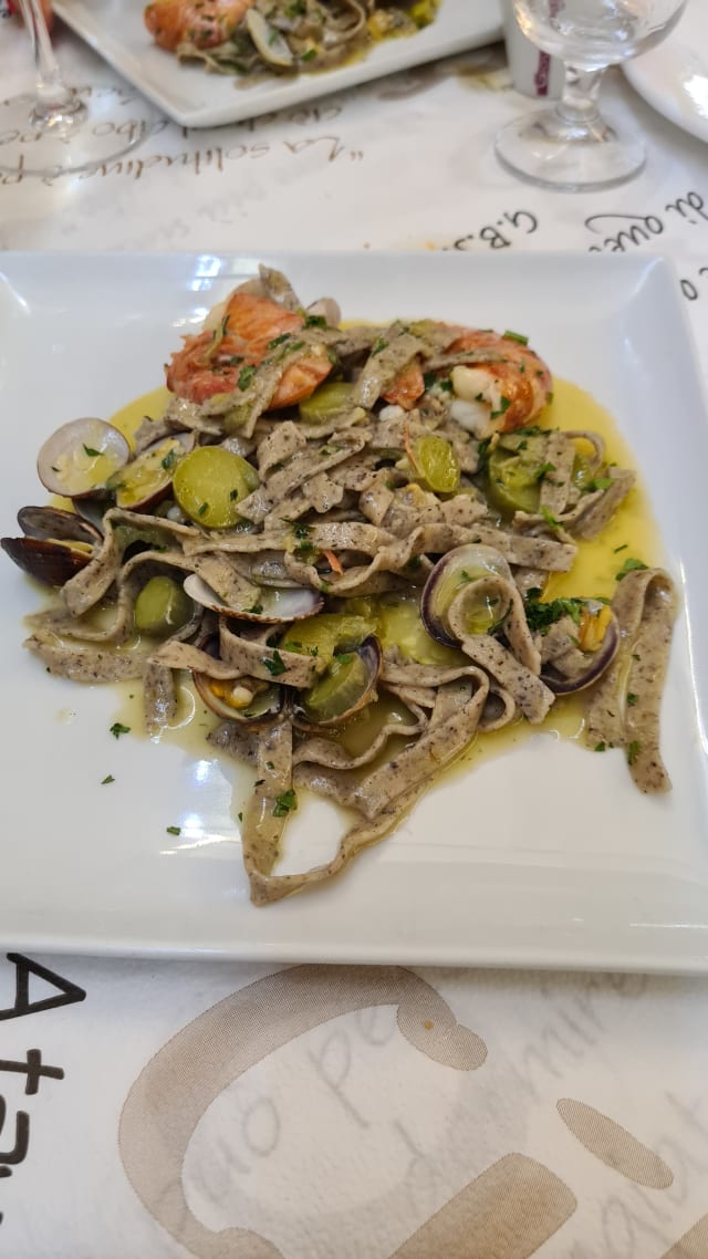 Tagliatelle di grano saraceno con vongole, trombette e gamberetti (produzione di pasta propria lavorazione artigianale) - Da Max