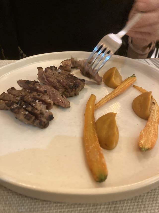 Pluma de cerdo ibérico macerado en koji con puré de calabaza asada y naranja - Koiné Bistró, Alicante