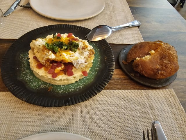 Ensaladilla con tartar de atún rojo salvaje de almadraba y huevo frito - Koiné Bistró