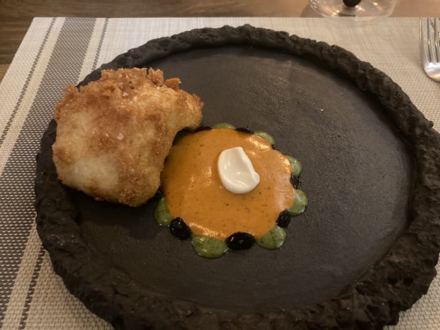 Merluza en tempura extracrujiente, salsa de piquillos asados y mayo perejil - Koiné Bistró