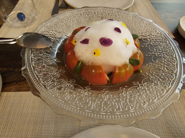 Nuestra ensalada de tomate, burrata, pistachos y aire cítrico - Koiné Bistró