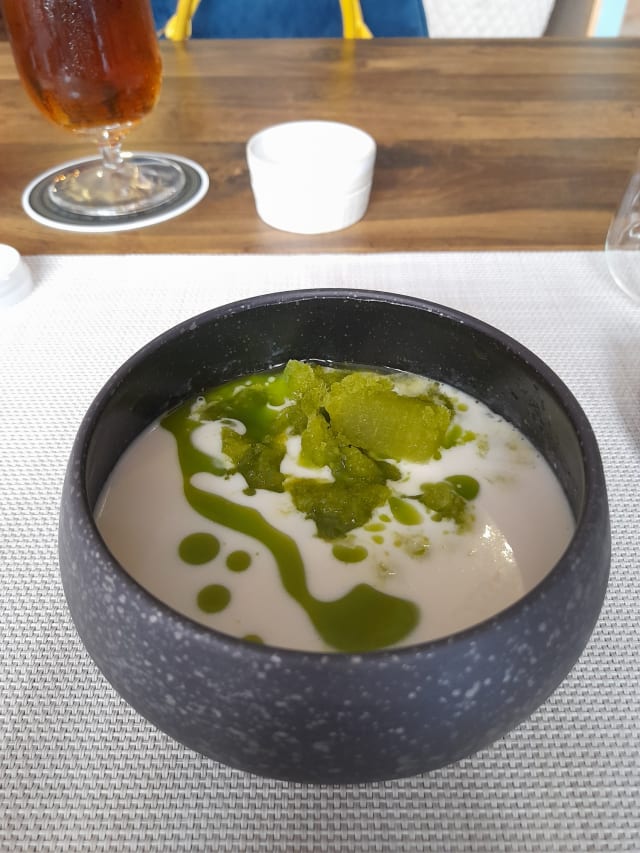 Ajoblanco de coco y almendra con granizado de piña y hierbabuena - Koiné Bistró