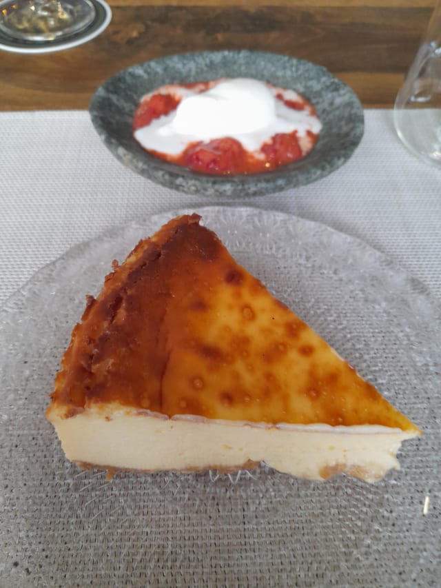 Tarta de queso payoyo acompañado de helado de leche tostada de oveja con fresas - Koiné Bistró