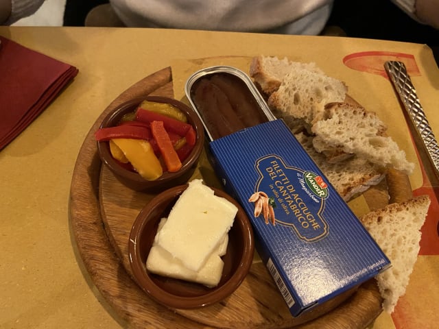 Acciughe del mar cantabrico con pane tostato e burro - Osteria al Borgo