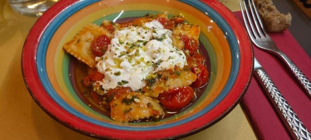 Ravioli gamberi e pistacchi con burrata e pomodorini   - Osteria al Borgo