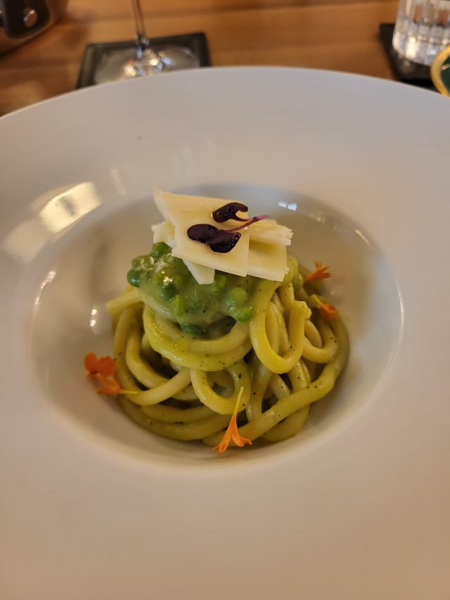 Pici con pesto di fave, asparagi e scaglie di pecorino - Guelfi e Ghibellini