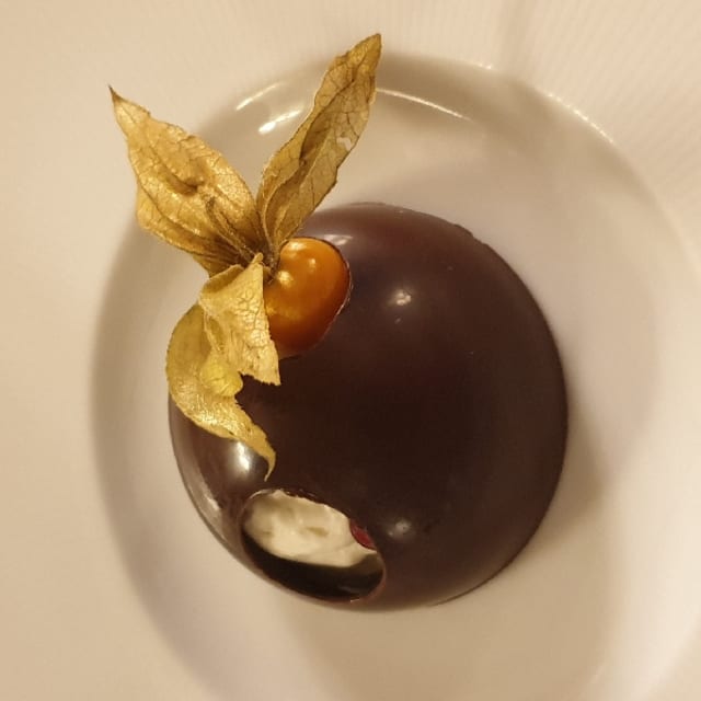 Semisfera al cioccolato con delizia al caramello salato - Guelfi e Ghibellini, Florence