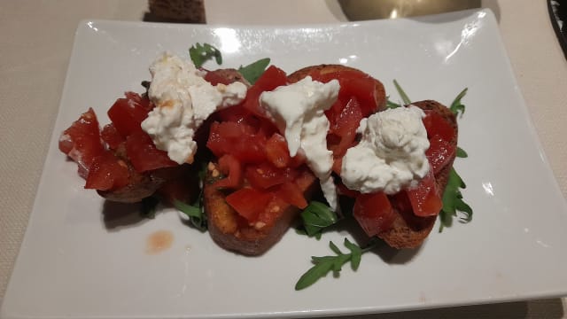 Bruschetta cin pomodorini, mozzarella di bufala e basilico - Roma Luxus Bistrot, Rome