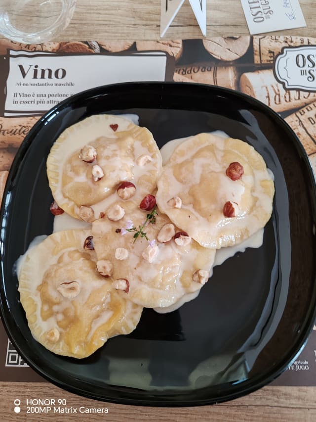 Ravioloni fatti in casa ripieni cacio e pepe con guanciale croccante - Osteria di Sughero, Viterbo