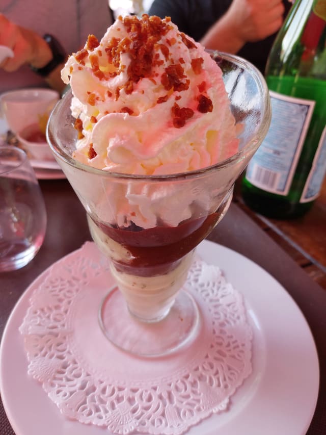 Coupe Croustine (glace pistache, nougatine, chocolat chaud et crème chantilly - La Chalosse, Guyancourt