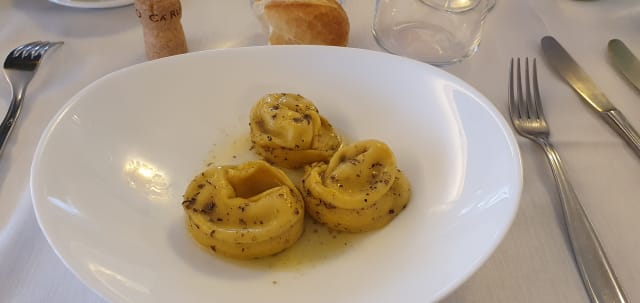 nodi d'amore alla faraona profumati al tartufo - Trattoria dalla Nella