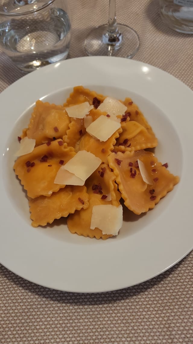 Ravioli Rossi con ripieno di Speck e Ricotta - Cibo Felice