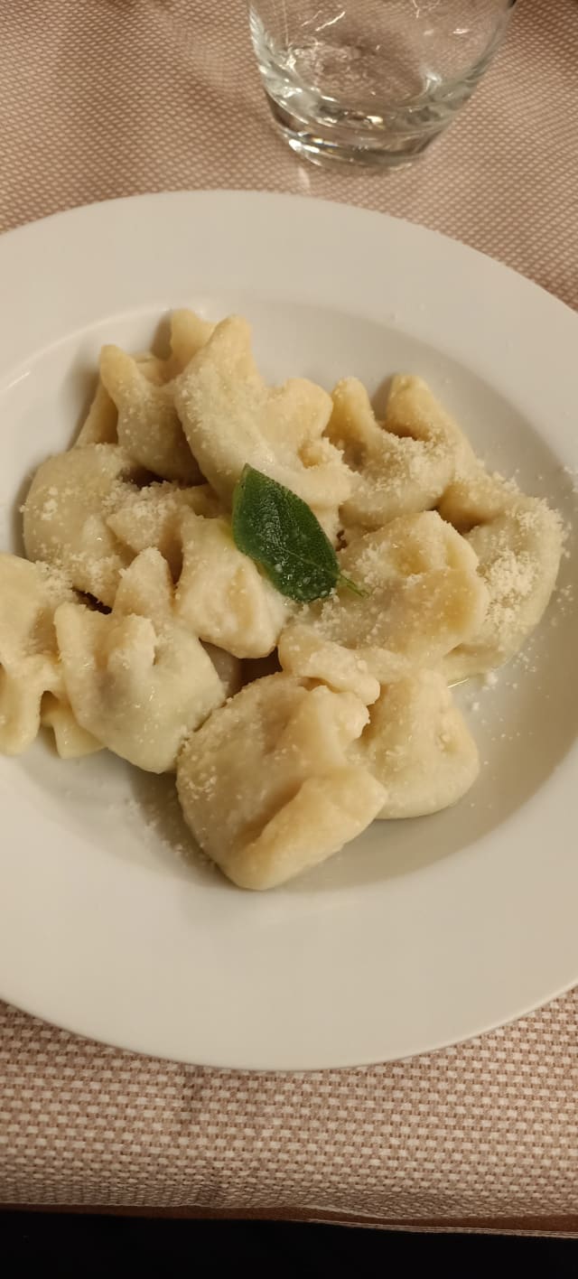 Tortelli Cremaschi fatti a mano con burro e salvia - Cibo Felice