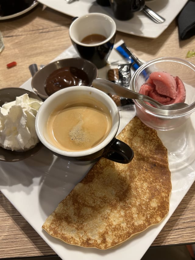 Café (très) gourmand : expresso maison « café richard », chocolat, caramel, crème fouettée, pancake, 1 boule de glace ou sorbet… - Crêperie des 3 Lys, Chartres