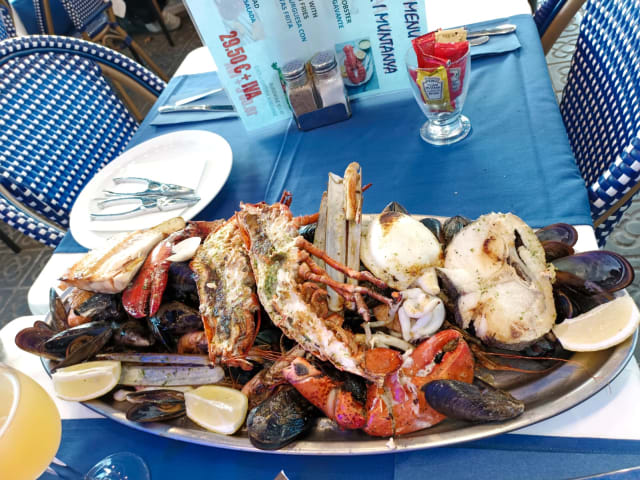 Parrillada De Pescado Y Marisco Con Bogavante - Port Vell, Barcelona