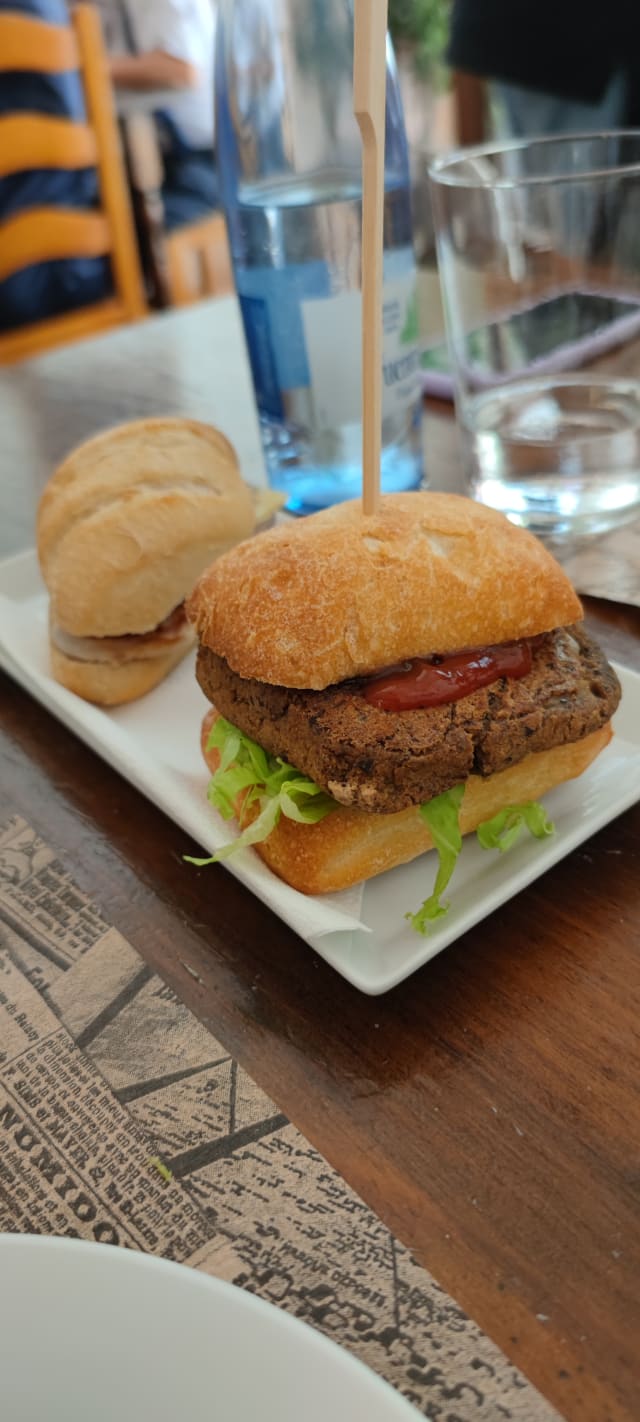 Mini Burguer Vegana. Lechuga, Tomate, Cebolla Caramelizada y Mayonesa. - Tómate Algo, Alicante