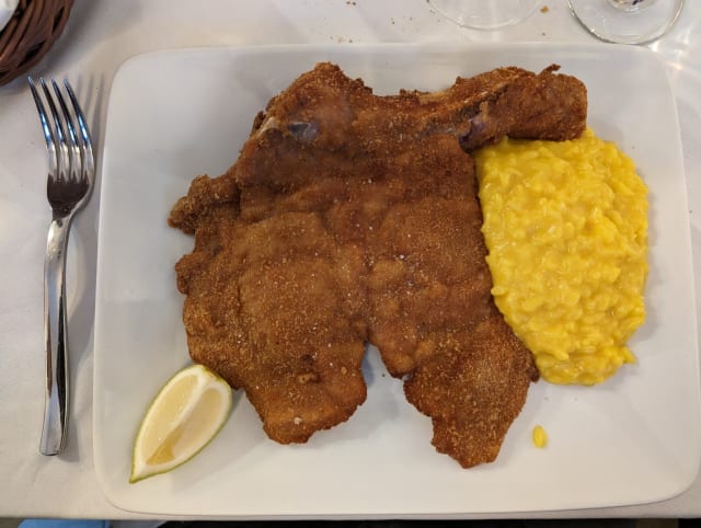 Cotoletta di vitello alla milanese accompagnato da risotto alla milanese - Al Cantinone Unione