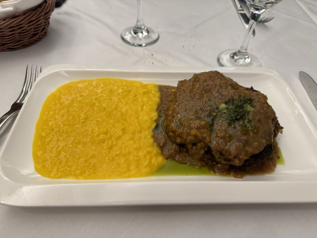 Ossobuco di vitello in gremolada accompagnato da risotto alla milanese - Al Cantinone Unione, Milan