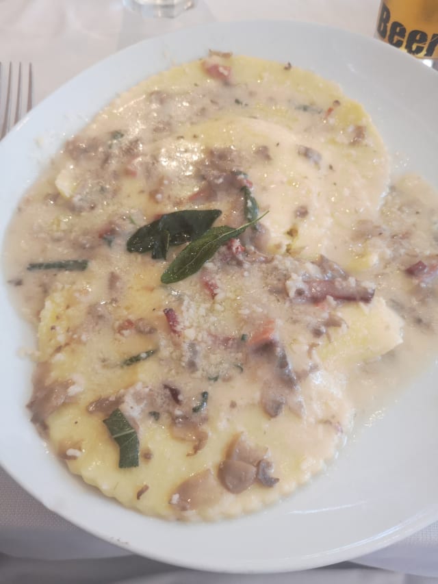 Ravioloni fatti in casa con ripieno di ricotta di bufala, al burro e salvia, speck, lamelle di funghi champignon e parmigiano  - La Scala in Trastevere, Rome