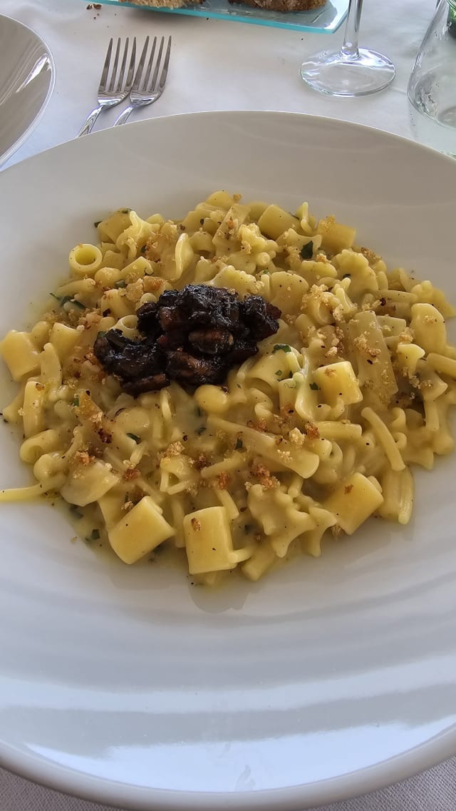 Mischiato ‘Pastificio graziano’ con crema di patate e limone, e ragù di calamari  - Club Nautico della Vela