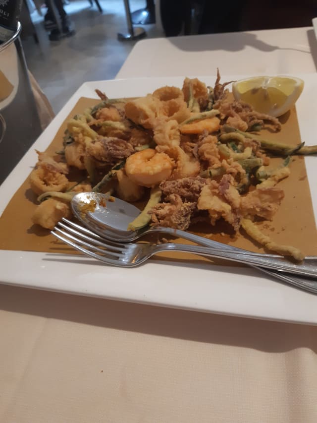 Fritto di scampi, calamari e zucchine novelle - Belluccio's, Milan