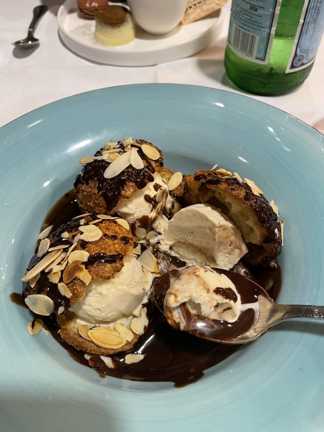 Profiteroles au Chocolat - Bleue Blanche Rouge, Versailles