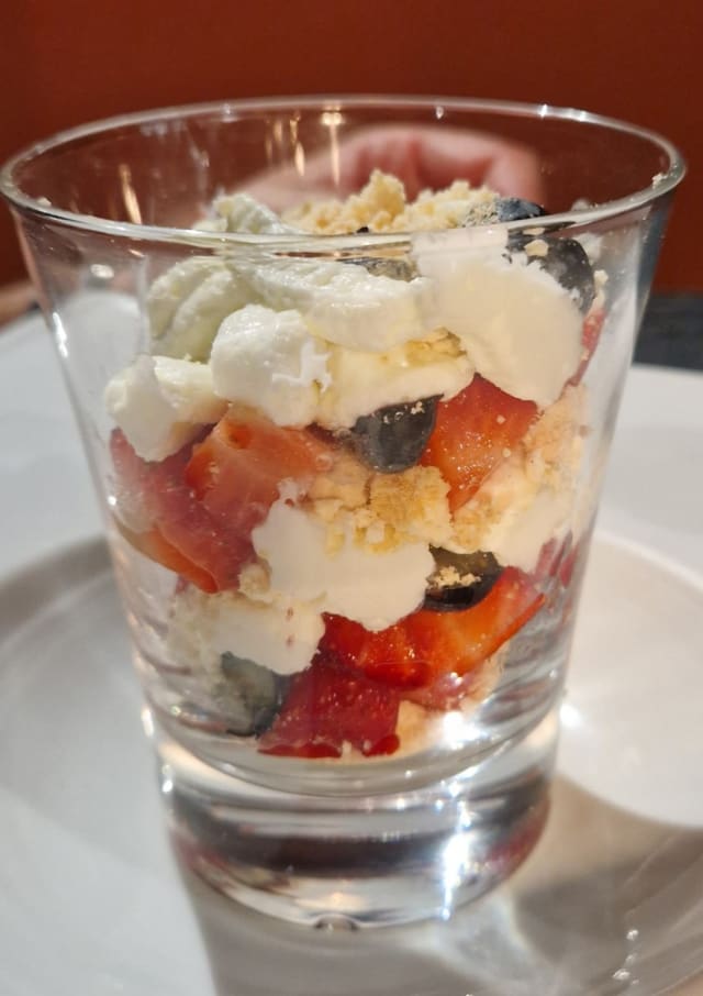 Spumone di yogurt, meringa e frutta fresca - La Voglia Matta, Genoa