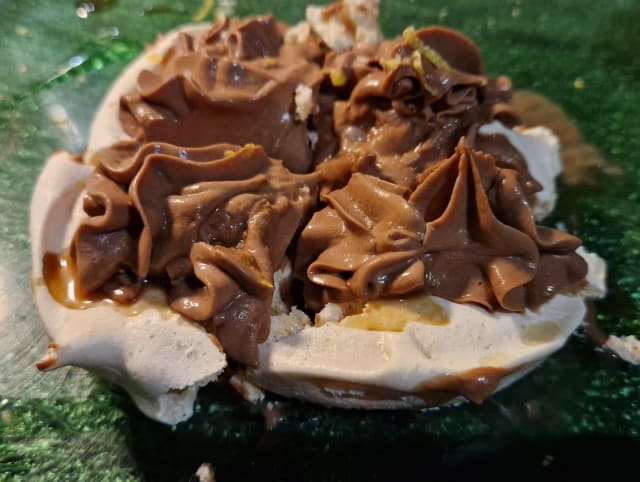 Disco di meringa, mousse di cioccolato fondente, limone e liquirizia - La Voglia Matta, Genoa