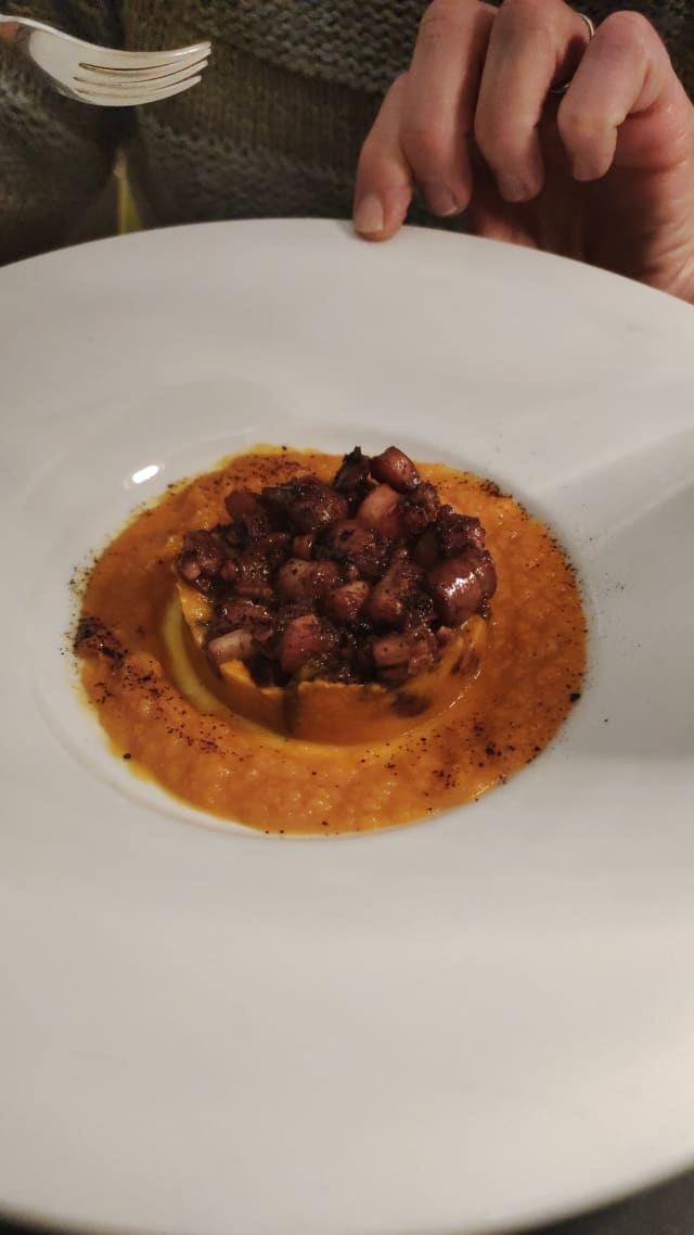 Calamaretti rosticciati, crema di zucca,polvere di liquirizia - La Voglia Matta, Genoa