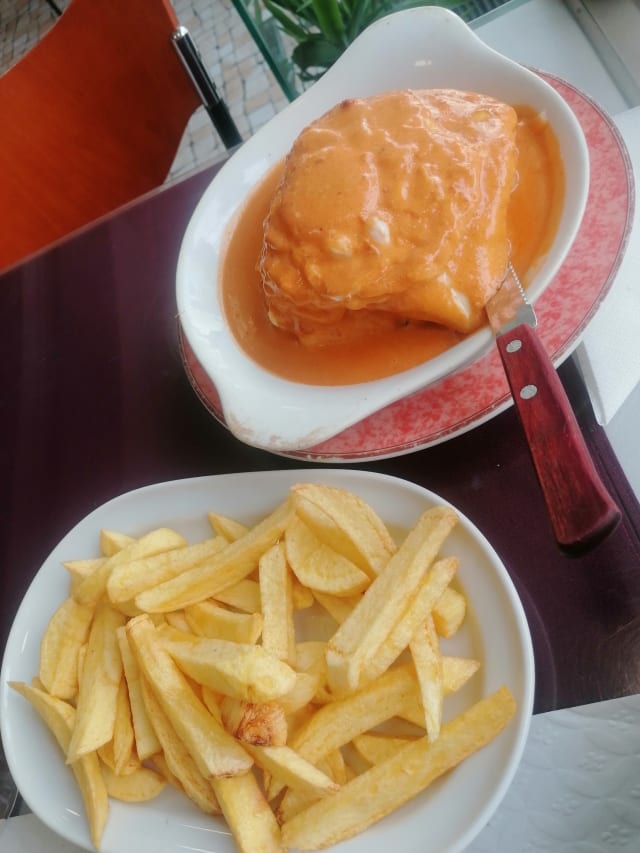 Francesinha c/ovo e batata - Os Magalhães