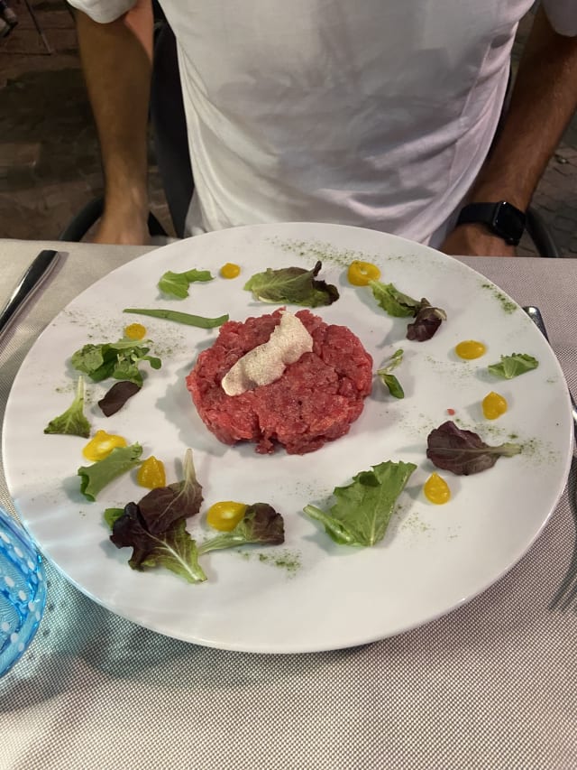 La battuta di carne cruda all’Albese con tartufo nero - L'Inedito Vigin Mudest