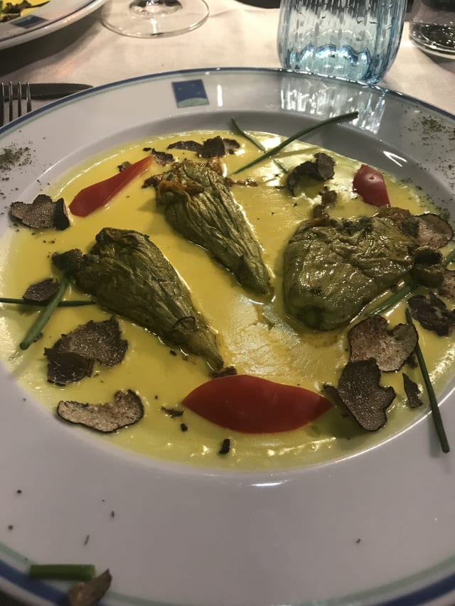 I fiori di zucchino ripieno di ricotta ed erbe su salsa zafferano  - L'Inedito Vigin Mudest, Alba